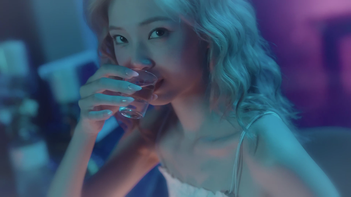 《完蛋我被美女包围了》42元体验6段恋爱，当代年轻人拿捏赛博人生